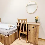 Spacious Rooms - 15 Min From Airport & City Center, 5 Min From Vienna Main-Bus Station Ez 42